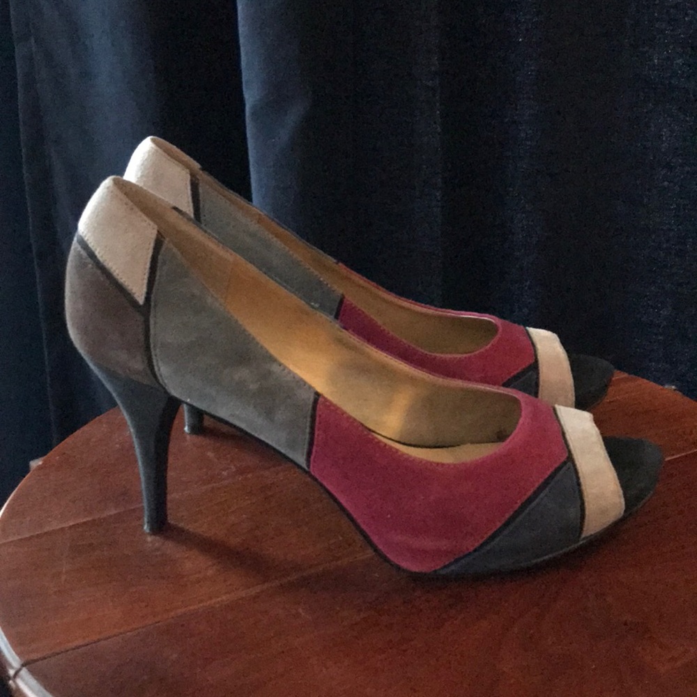 Nine West open toed suede pumps